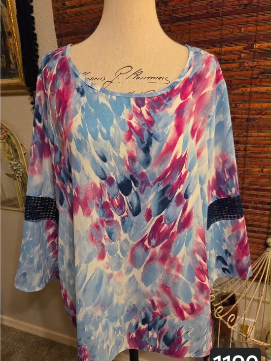 C Est. 1946 Tops - Women's Scoop Neck Floral Brushstroke Blouse in Blue & Pink